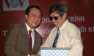 Trao tặng sách nói cho TW Hội người mù VN