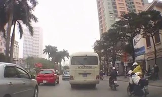 ‘Đứng tim’ cháu bé ngủ gật ngã lăn ra đường Hà Nội