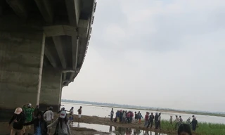 Mẹ trẻ ném con xuống sông rồi nhảy theo tự vẫn