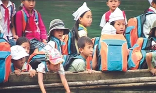 Con đò luôn đầy ắp học sinh nhưng không hề có phao cứu sinh và không được đăng kiểm