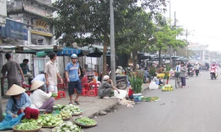 Hàng hóa tràn xuống Quốc lộ 1A trước chợ An Cựu (Huế) Ảnh: Ngọc Văn