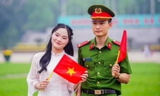 Người dân đổ về Quảng trường Ba Đình chụp ảnh trước thềm đại lễ 30/4