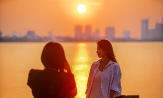 Người Hà Nội đạp vịt, săn hoàng hôn đỏ rực trong dịp lễ