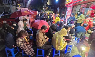 Nhiều người đổ đi mua vàng cầu may từ 3h sáng bất chấp mưa rét 