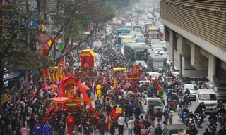 Biển người xem đoàn rước kiệu 5 làng Mọc giữa phố Hà Nội