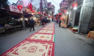 Cả làng La Phù trải chiếu hoa ra đường, 'xin lộc' từ kiệu Thánh