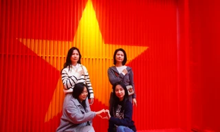 Giới trẻ xếp hàng xem robot chữa cháy, check in mới lạ ở phố đi bộ hồ Hoàn Kiếm