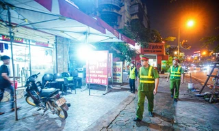 Xử lý hàng loạt biển hiệu lấn chiếm vỉa hè dọc đường Võ Chí Công