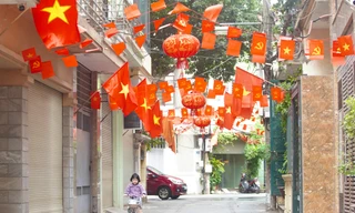 Phố phường Hà Nội đỏ thắm màu cờ ngày 29 Tết