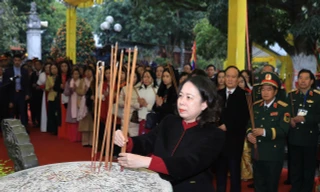 Hàng nghìn người đổ về khai mạc Lễ hội đền Hai Bà Trưng