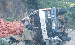 Lật xe tải, một người chết