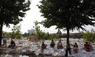 Các tình nguyện viên ngồi nghỉ trên các bao cát gần sông Elbe