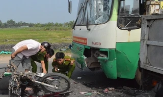 Tông vào xe buýt, hai anh em chết thảm