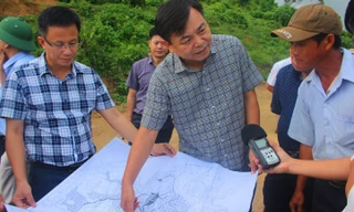 Thứ trưởng Nguyễn Hoàng Hiệp kiểm tra tiến độ thi công công trình