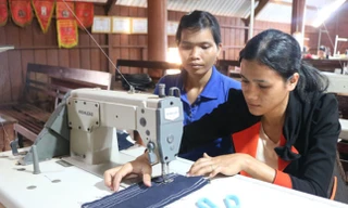 Phụ nữ Êđê học nghề may 