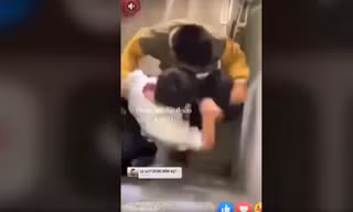 Nhiều học sinh lao vào đanh nam sinh cùng trường. Ảnh cắt từ clip