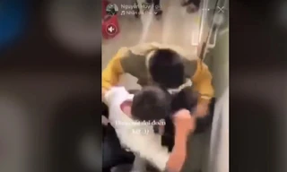 Hình ảnh nam sinh bị đánh hội đồng. Ảnh cắt từ clip