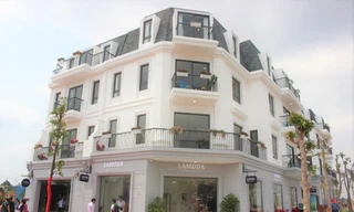 Một khu nhà phố thương mại vừa được hoàn thành