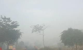 Sương mù dày đặc khiến tầm nhìn của người đi đường bị hạn chế