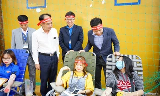 Lãnh đạo Trường ĐHTN, đại diện Báo Tiền Phong động viên tình nguyện viên hiến máu