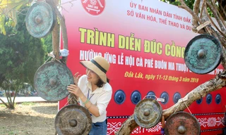 Du khách thích thú chụp ảnh cùng cồng chiêng