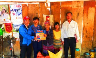 Cán bộ huyện Krông Pắk tặng quà cho người khó khăn