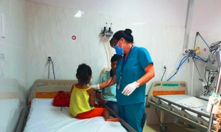 Bé H.L.H.D đang điều trị tại Bệnh viện Đa khoa Vùng Tây Nguyên