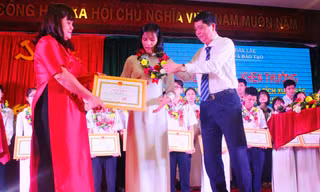 Phó Chủ tịch UBND tỉnh, Giám đốc Sở GD&ĐT tặng Bằng khen cho học sinh