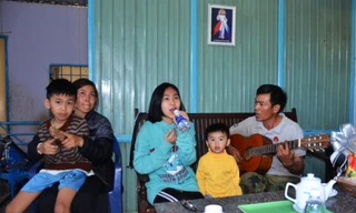 Quỳnh cầm chai thay micro, hát tặng đoàn đến thăm