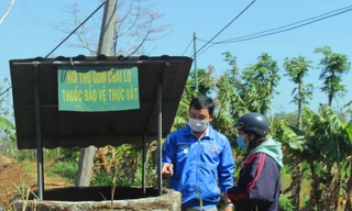 Đoàn thanh niên hướng dẫn người dân bỏ chai lọ thuốc bảo vệ thực vật vào hố