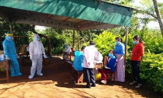 Khám sàng lọc cho học sinh trường tiểu học P.Đ.P, xã Đắk Wer, huyện Đắk R'lấp