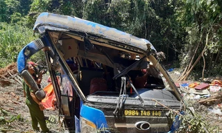 Chiếc xe khách bị biến dạng