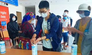 Hành khách vào Cảng hàng không Buôn Ma Thuột đều đeo khẩu trang, sát khuẩn tay