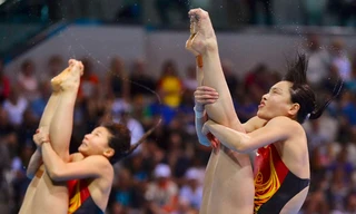Wu Minxia (phải) và đồng đội He Zi thi đấu tại Olympic 2012