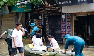 Hà Nội: Nhân viên y tế đi thuyền vào chữa bệnh cho dân 