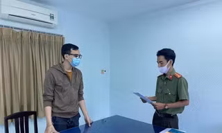 Dương Tân Hậu thời điểm cảnh sát tống đạt quyết định khởi tố bị can.
