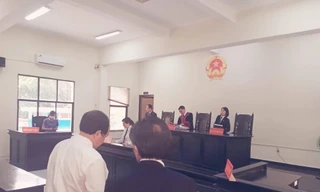 Chủ tọa đang công bố quyết định dừng phiên tòa trưa nay. Ảnh: Tân Châu.