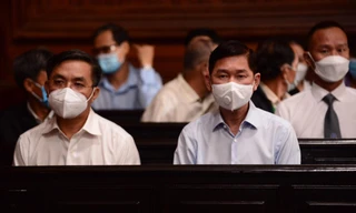 Cựu phó Chủ tịch UBND TPHCM Trần Vĩnh Tuyến (phải) và bị cáo Trần Trọng Tuấn - cựu Giám đốc Sở Xây dựng TPHCM tại phiên tòa.