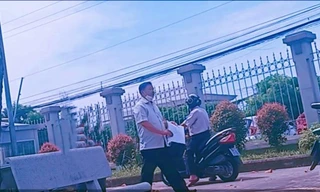 Ông Đỗ Thanh Bình (đứng) và ông Nguyễn Duy Lâm (ngồi xe máy) sau phiên xử. Cả 2 ông cùng được tại ngoại hầu tòa. Ảnh: Tân Châu