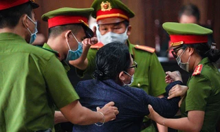 Cảnh sát áp giải bà Diệp khỏi phòng xử án. 