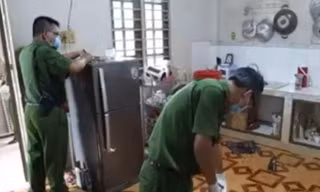 Cảnh sát đang giám định hiện trường.