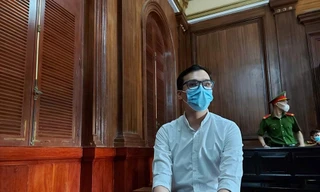 Nam tiếp viên Hàng không - bị cáo Dương Tấn Hậu vừa bị tuyên phạt 2 năm tù, cho hưởng án treo.