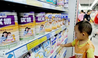 Sữa bột đóng hộp được xúc bằng… xẻng