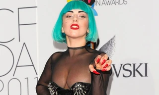 Lady Gaga phô diễn mốt giày khủng, ngực bự