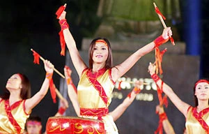 Không hát tiếng Anh cuối đêm hội nghệ thuật kỷ niệm 1000 năm Thăng Long