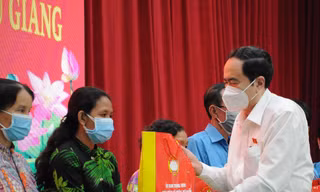 Phó Chủ tịch Thường trực Quốc hội chúc Tết, tặng quà gia đình chính sách tại Hậu Giang
