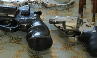 Mâu thuẫn khi uống cà phê, 2 người bị bắn nhập viện