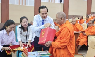 Chúc Tết, tặng nhà cho đồng bào Khmer dịp Tết Chôl Chnam Thmây