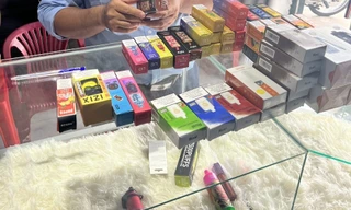 Tạm giữ nhiều thuốc lá điện tử không rõ nguồn gốc gần trường học