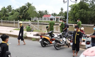 Phát hiện thi thể nam giới đang phân huỷ trên sông ở Vĩnh Long